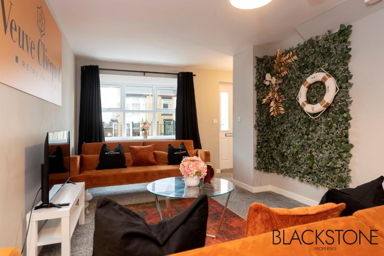 Champagne House - 4 Bed Property Plus 2 Sofa Beds By Bpne Darlington  Kültér fotó